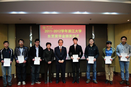 尊龙凯时总代表桐山辉夫（中）为获奖学生颁奖